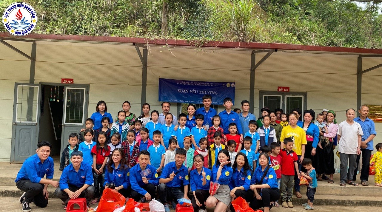 CLB Thanh niên Xung kích khoa Ngữ văn trong chuyến đi thiện nguyện tại Hòa Bình